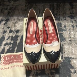 Two-Tone Pointed Cap Wing Tip Toe Flats in Cream and Black